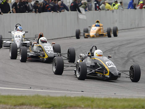 Danske Formel Ford-kørere – som her Ronni Jensen (60), Kim Mortensen (62), Søren Zylauv (44) og Vibe Smed (53) – skal i weekenden kæmpe mod Nordeuropas bedste.